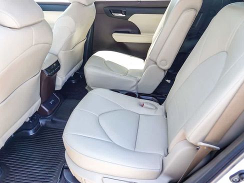 Used 2022 Toyota Highlander XLE FWD image 17