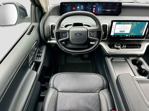 New 2025 Ford Expedition Platinum w/ Driver's Package image 16