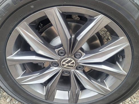 Used 2022 Volkswagen Tiguan SE AWD/4WD image 40