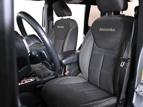 Used 2016 Jeep Wrangler Unlimited Sahara image 30