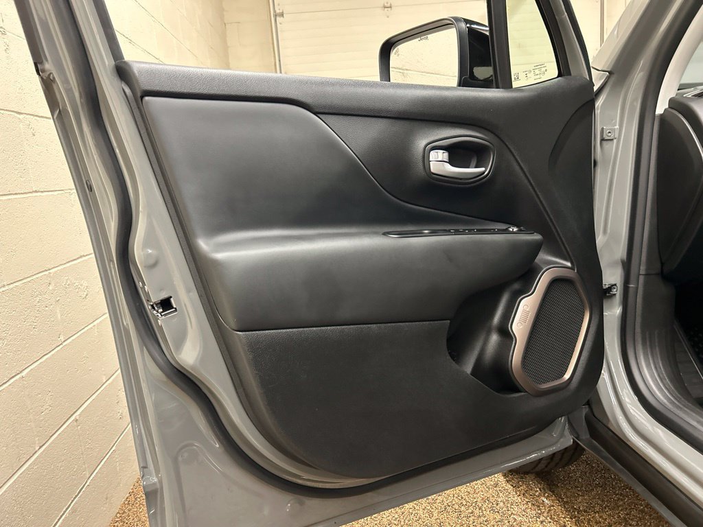 Used 2023 Jeep Renegade Latitude AWD/4WD image 15