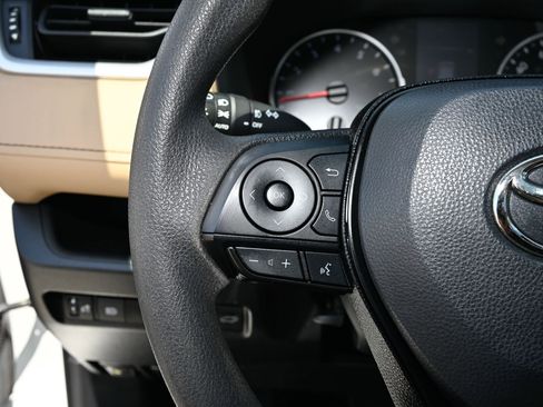 Used 2021 Toyota RAV4 XLE w/ Convenience Package FWD image 28