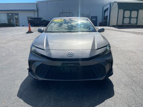Used 2025 Toyota Camry SE FWD image 2