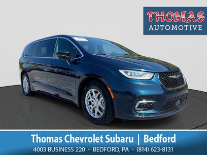 Used 2025 Chrysler Pacifica Select
