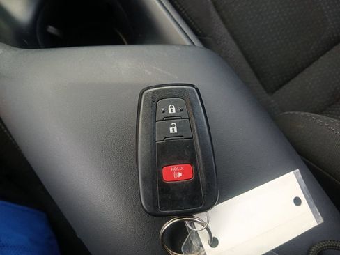 Used 2018 Toyota C-HR XLE FWD image 3