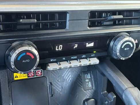 Used 2024 Toyota Tacoma SR5 w/ SR5 Upgrade Package AWD/4WD image 19