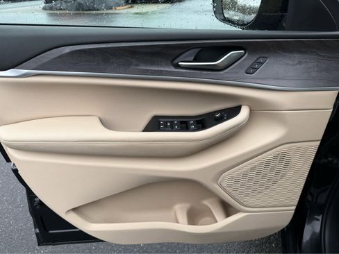 Used 2023 Jeep Grand Cherokee Limited image 10