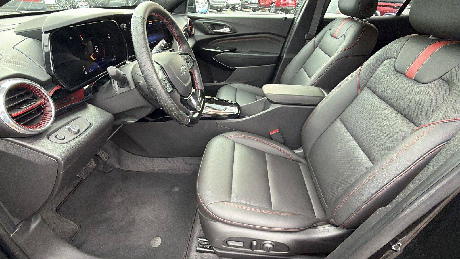 Used 2025 Chevrolet Trax RS w/ Sunroof Package FWD image 17