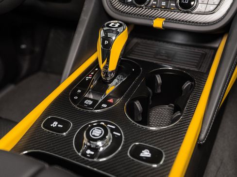 Used 2025 Bentley Bentayga image 50