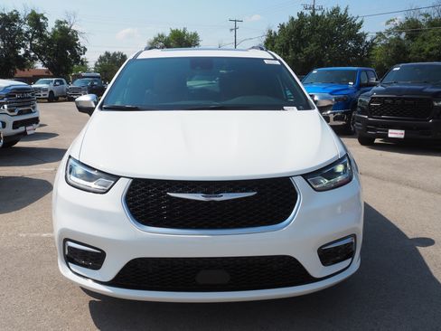 New 2026 Chrysler Pacifica Pinnacle image 3