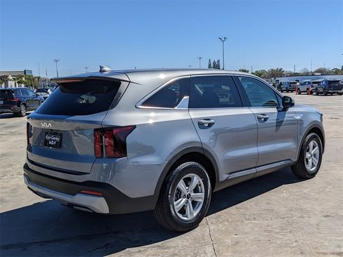 Certified 2025 Kia Sorento LX image 8
