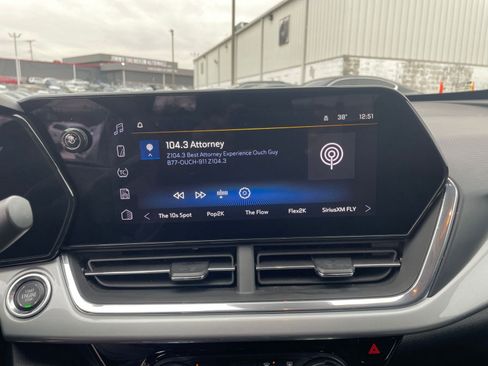 Used 2025 Chevrolet Trax LT w/ LT Convenience Package image 21