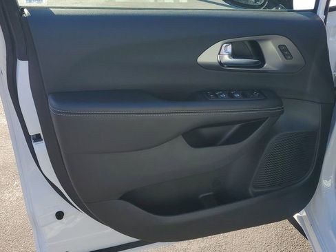 New 2026 Chrysler Pacifica Select image 18