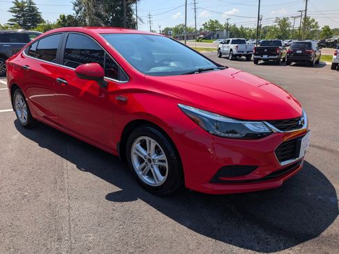 Used 2017 Chevrolet Cruze LT w/ Convenience Package FWD image 8