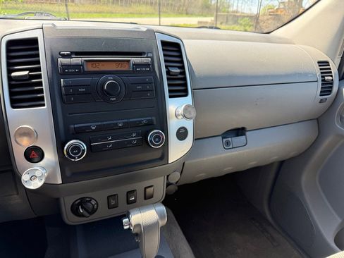 Used 2010 Nissan Frontier SE image 13