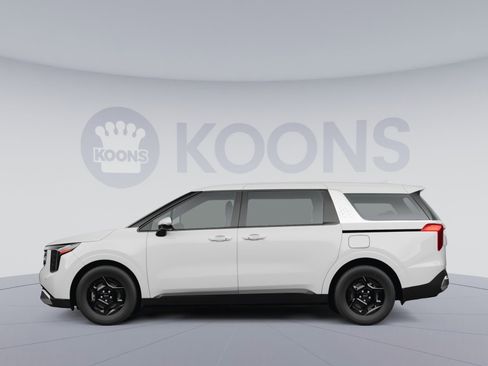 Used 2025 Kia Carnival FWD image 2