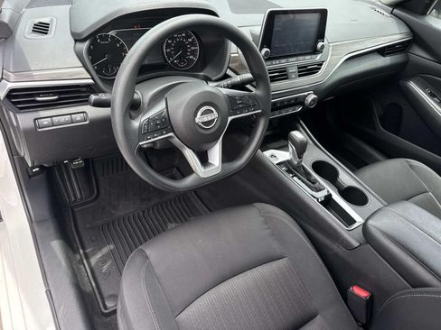 Used 2025 Nissan Altima 2.5 SV FWD image 18