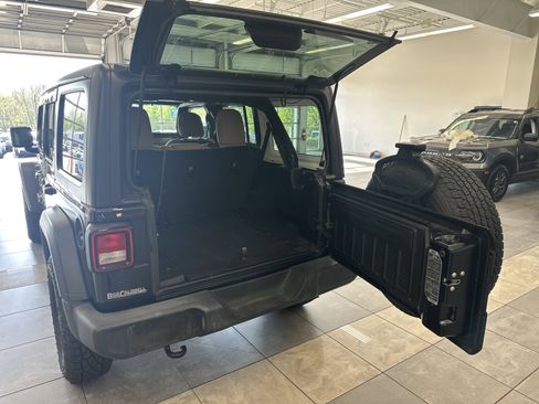 Used 2018 Jeep Wrangler Unlimited Sport image 4