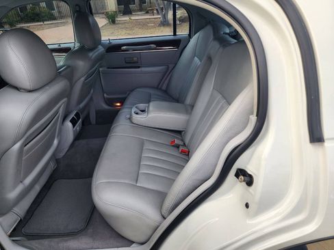 Used 2004 Lincoln Town Car Signature RWD image 17