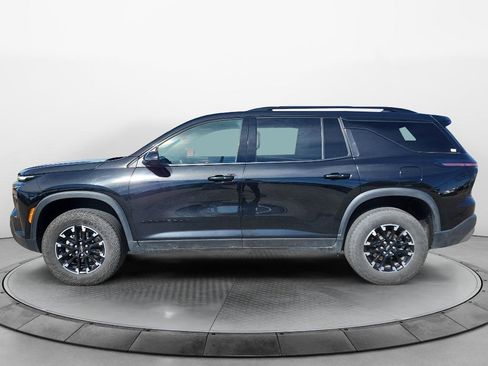 Used 2025 Chevrolet Traverse Z71 image 2