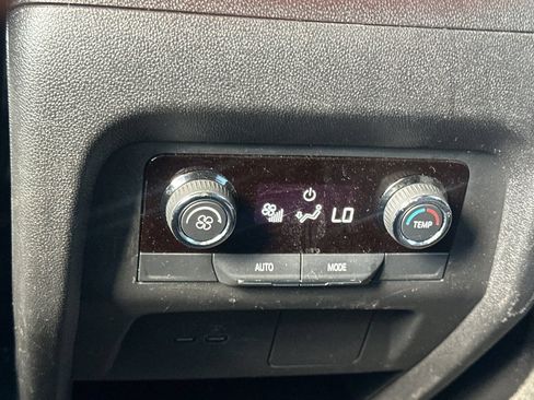Used 2025 Chevrolet Traverse LT AWD/4WD image 40
