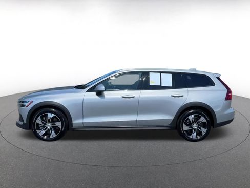 Used 2025 Volvo V60 B5 Cross Country Plus image 9