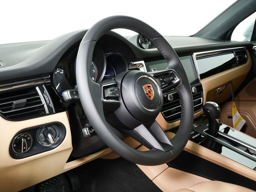 Certified 2026 Porsche Macan AWD/4WD image 4