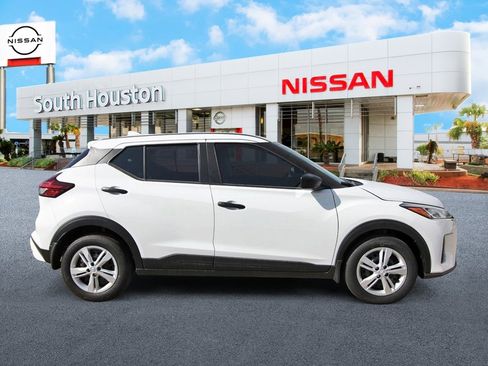 New 2025 Nissan Kicks Play S FWD image 5