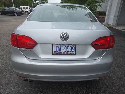 Used 2014 Volkswagen Jetta SE FWD image 4
