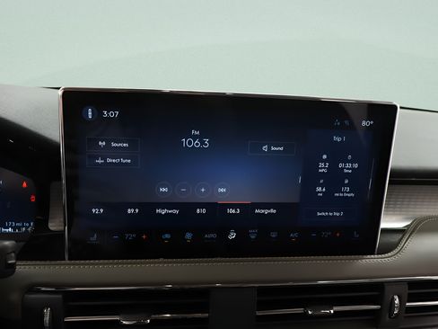 Used 2024 Lincoln Corsair AWD w/ Towing Package image 11