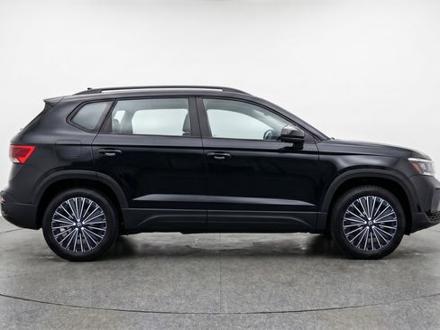 Used 2025 Volkswagen Taos SE FWD image 11