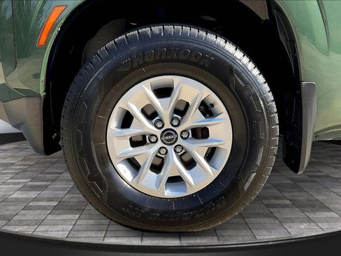 Used 2024 Nissan Frontier SV image 13