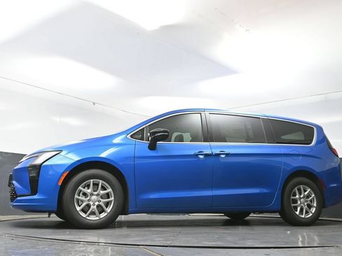 New 2027 Chrysler Pacifica Select FWD image 43