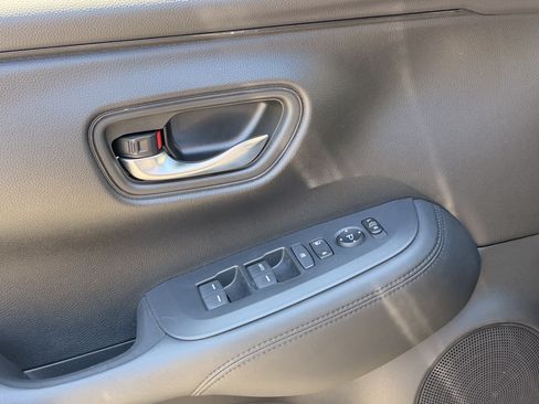Used 2023 Honda HR-V LX image 11