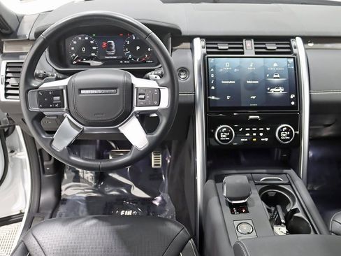 Used 2023 Land Rover Discovery Metropolitan Edition image 14