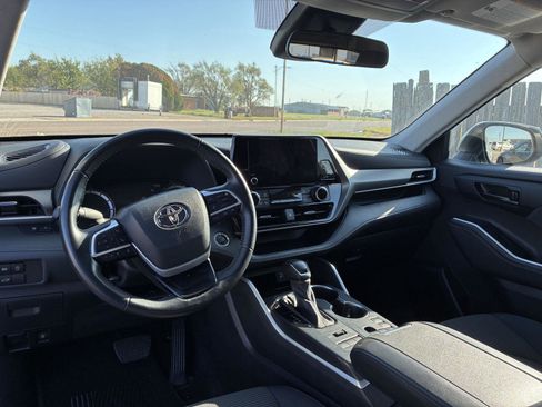 Used 2024 Toyota Highlander LE image 5