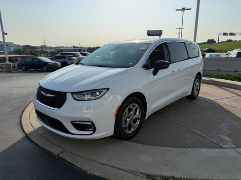 Used 2024 Chrysler Pacifica Limited FWD image 11