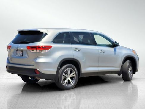 Used 2019 Toyota Highlander LE AWD/4WD image 4