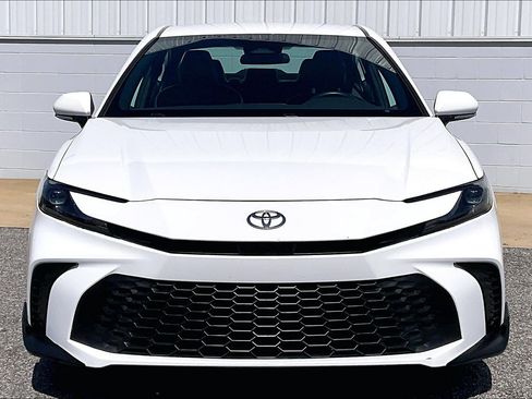 Used 2025 Toyota Camry SE FWD image 3