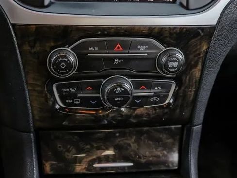 Used 2019 Chrysler 300 Limited RWD image 30