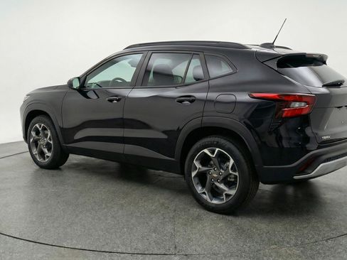 Used 2025 Chevrolet Trax LT w/ LT Convenience Package FWD image 6