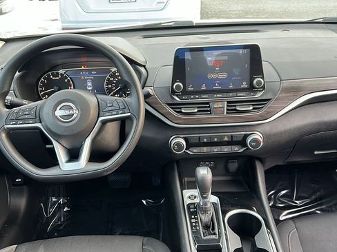 Used 2024 Nissan Altima 2.5 SV image 16