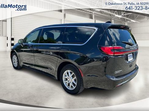 Used 2023 Chrysler Pacifica Touring-L FWD image 5