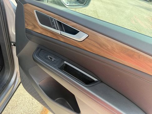 Used 2024 Volkswagen Atlas SE image 35