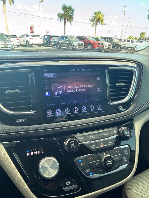 Used 2017 Chrysler Pacifica Limited FWD image 4