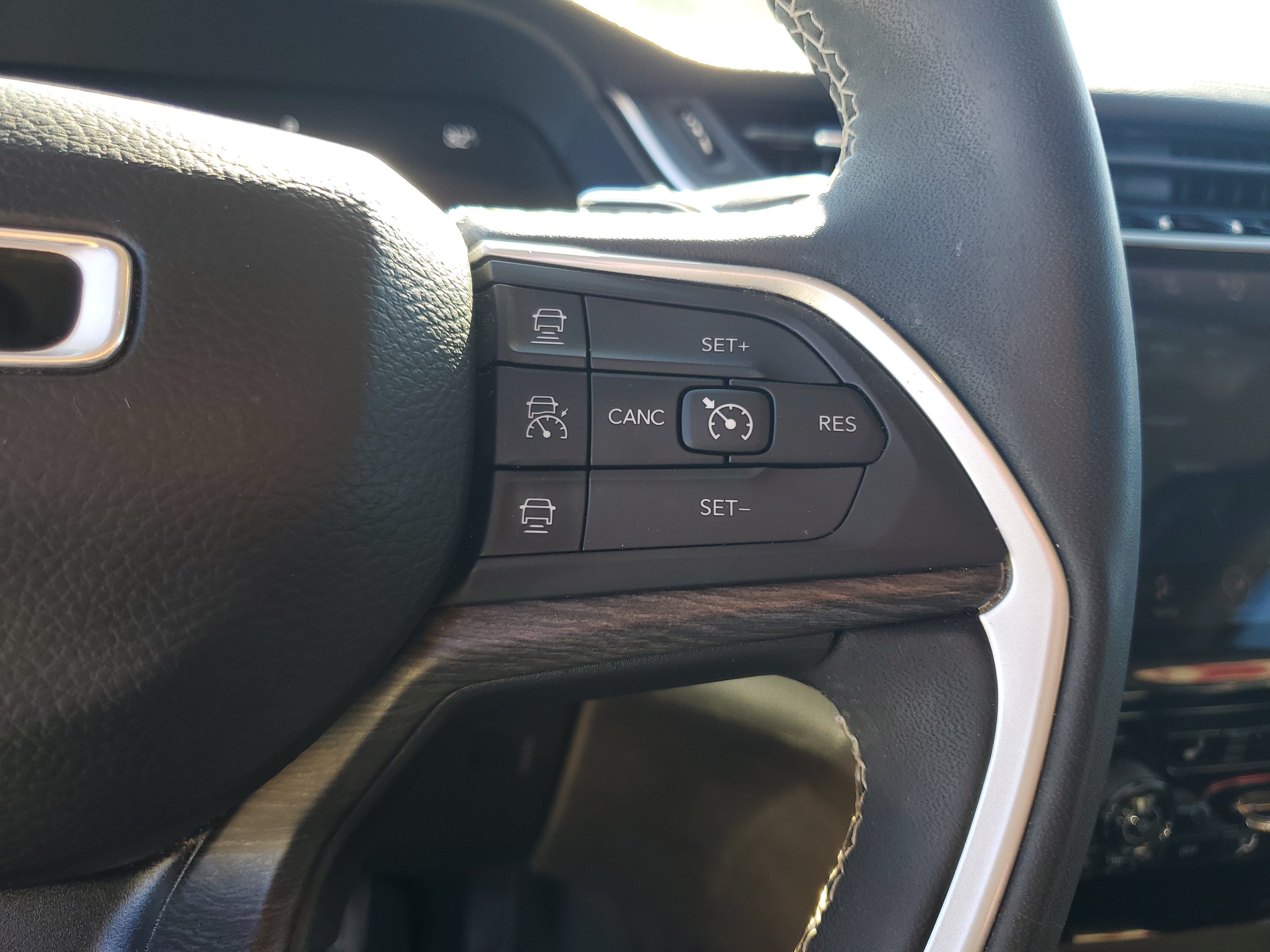 Used 2023 Jeep Grand Cherokee Limited AWD/4WD image 18