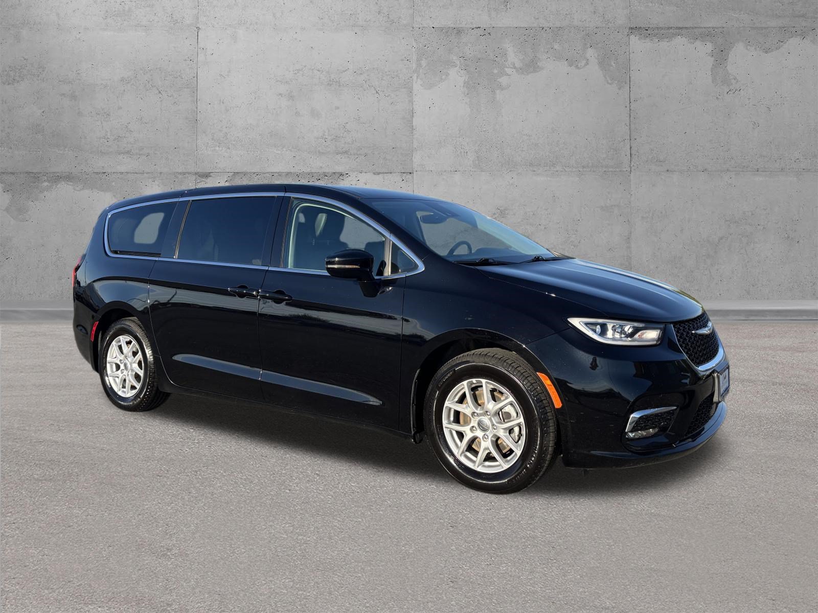 Used 2024 Chrysler Pacifica Touring-L FWD image 1