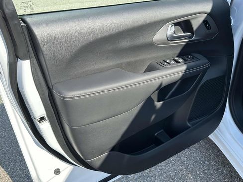 New 2026 Chrysler Pacifica Select image 12