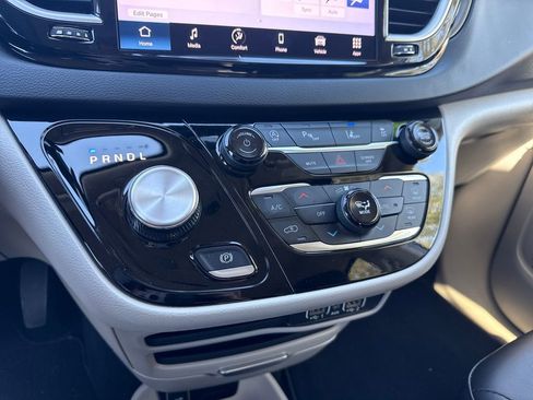 Used 2024 Chrysler Pacifica Touring-L FWD image 23