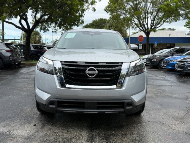 Used 2025 Nissan Pathfinder SV FWD image 2